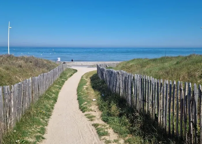 Апартаменты Modern With Direct Access